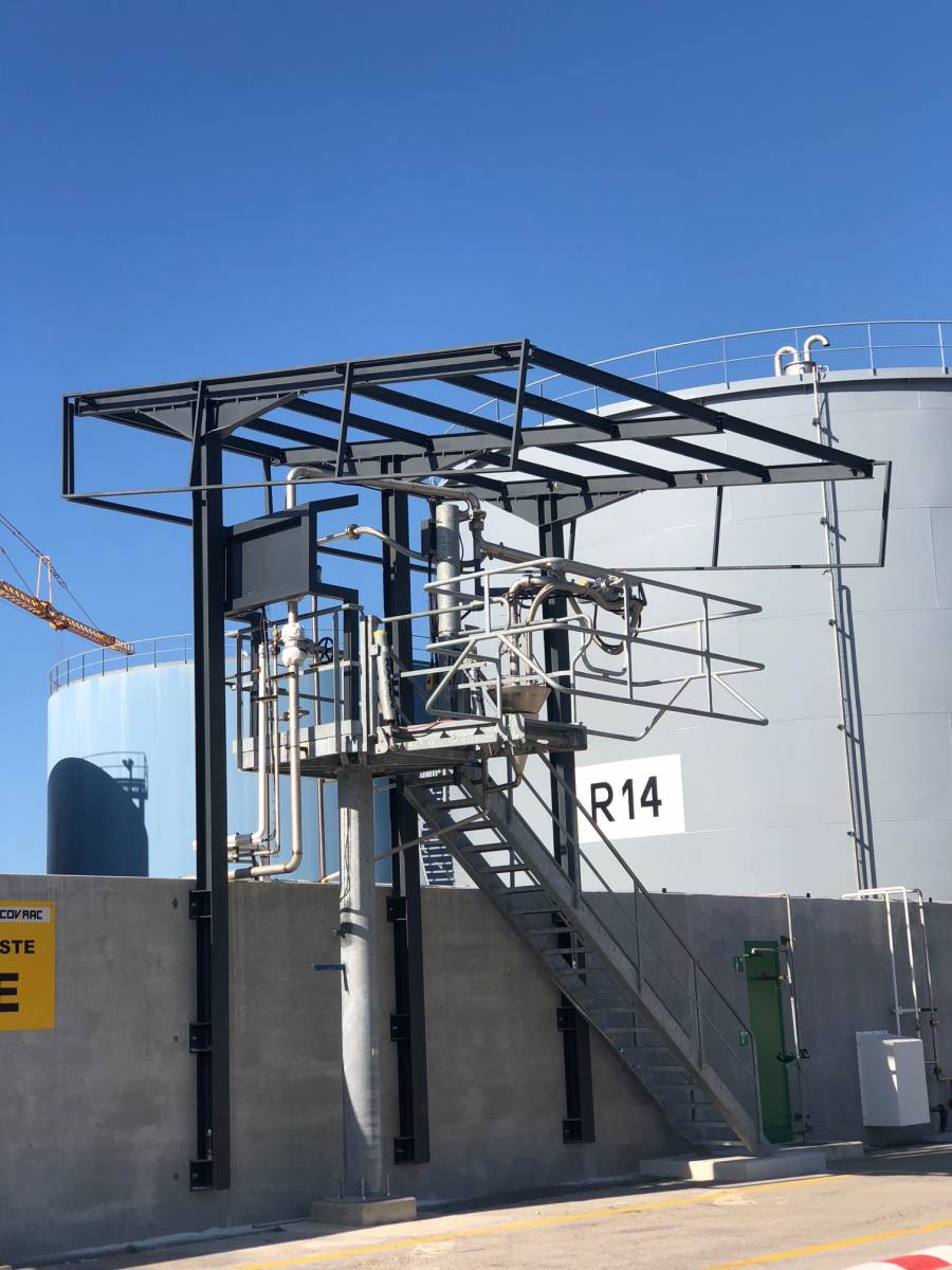 Auvent industriel avec escalier d'accès et plateforme d'observation en acier thermolaqué à Vitrolles