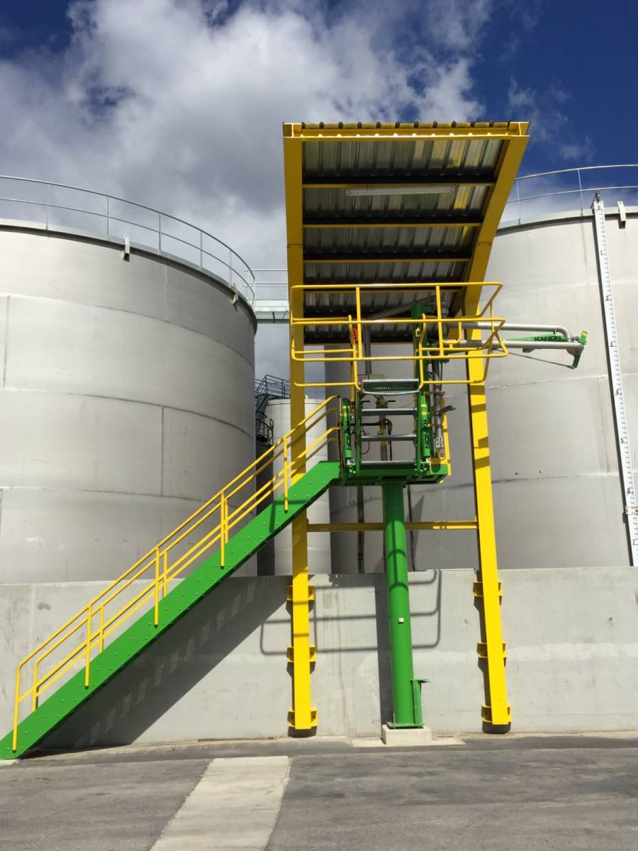 Auvent industriel avec escalier en acier thermolaqué avec marche en caillebotis à Marseille
