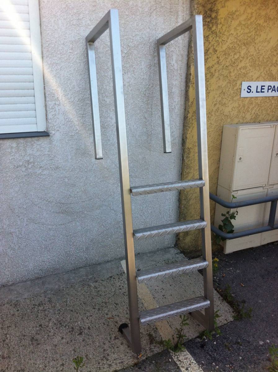 Conception d'une échelle en inox pour piscine