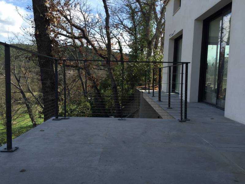 Garde-corps extérieur en acier thermolaqué remplissage câble inox, au Tholonet